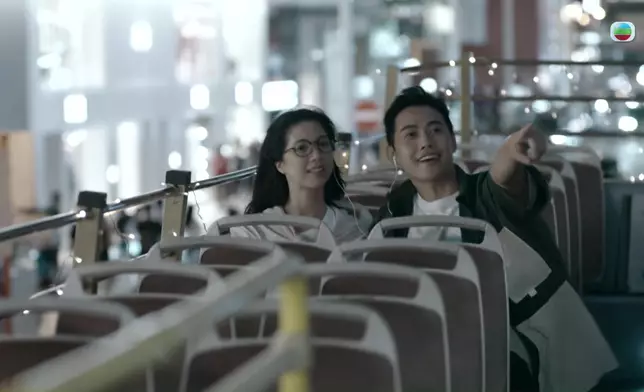 兩人坐電車拍拖。