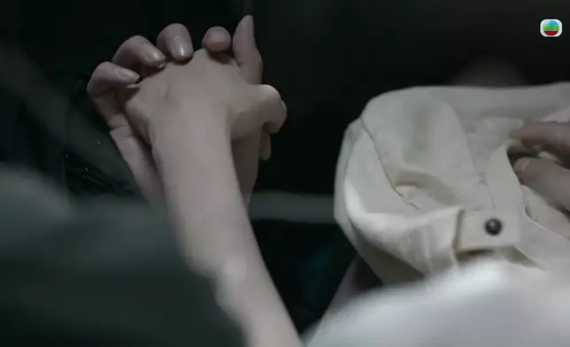 兩人坐電車拍拖。