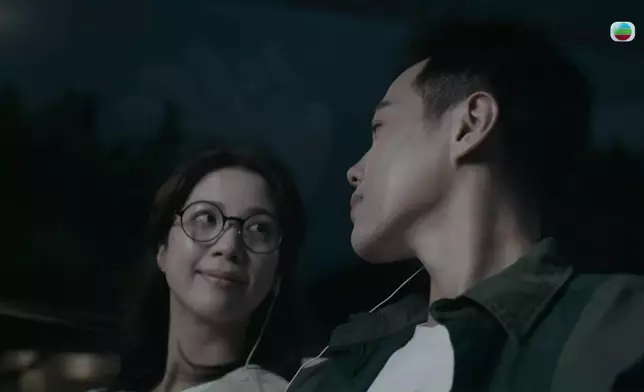 兩人坐電車拍拖。