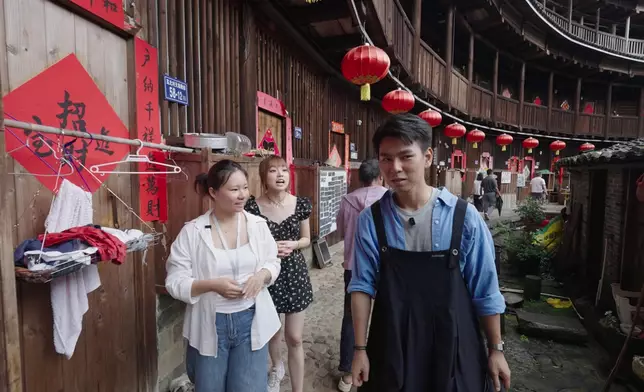 導遊李姐介紹土樓特色。