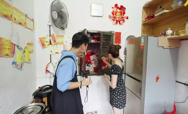 村民都會在牆身掘洞充當冰箱儲存食物。