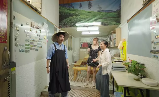 導遊李姐帶二人到屋企參觀。