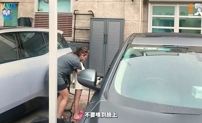 大屋門前私人空地至少停泊兩部座駕