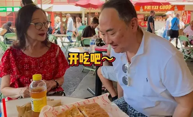 片中嘅她神采飛揚，依然難掩昔日明星風采