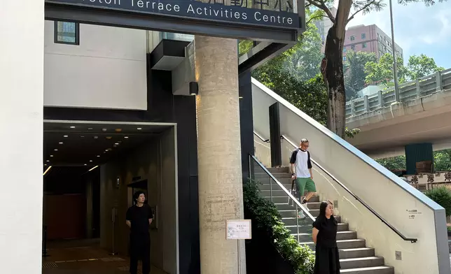 全國政協前副主席、香港特區首兩任行政長官董建華本月8日離世，享年89歲。民政事務總署設弔唁處，供市民簽署弔唁冊。巴士的報記者攝