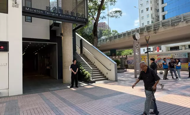 全國政協前副主席、香港特區首兩任行政長官董建華本月8日離世，享年89歲。民政事務總署設弔唁處，供市民簽署弔唁冊。巴士的報記者攝
