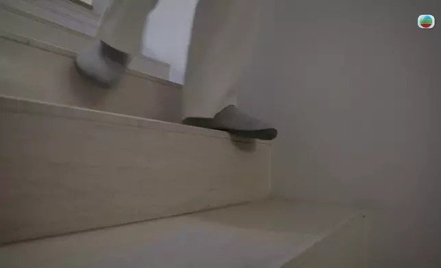 張詩欣被陳少邦家暴，碌落樓梯後仍遭對方拳打腳踢，待陳少邦離開，她服藥自殺。