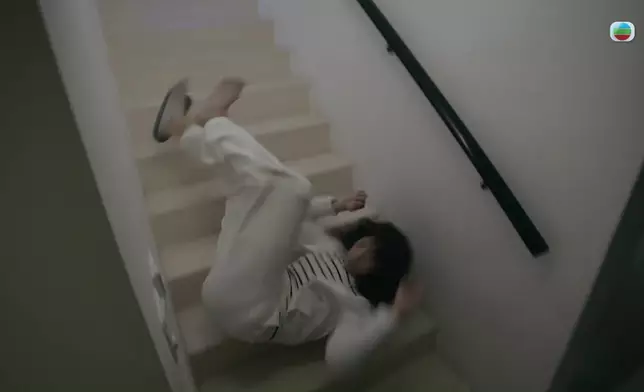 張詩欣被陳少邦家暴，碌落樓梯後仍遭對方拳打腳踢，待陳少邦離開，她服藥自殺。