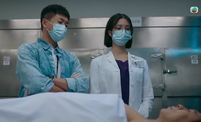 陳少邦與外夫爭執時，突然心肌梗塞及墮海死亡。