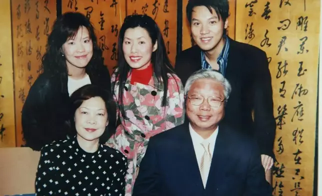 現年55歲的王賢誌為王氏港建創辦人王華湘男孫，家族曾坐擁30億資產，他前年因拖欠280萬申請破產，與伴侶Kevin移居加拿大。