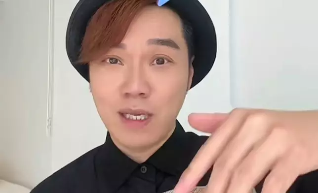 他身穿潮T戴圓帽開直播。