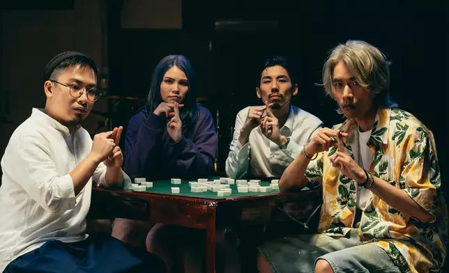 音樂夥伴Dean和Hin客串MV。