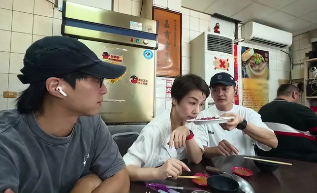 原本三位係食得好開心。