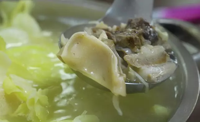 原本三位係食得好開心。