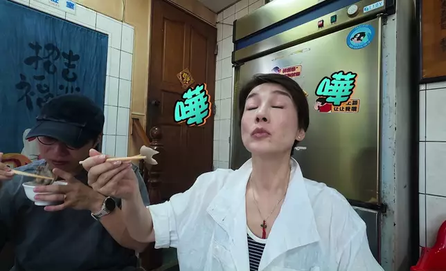 原本三位係食得好開心。