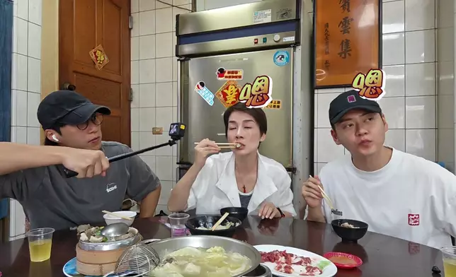 原本三位係食得好開心。