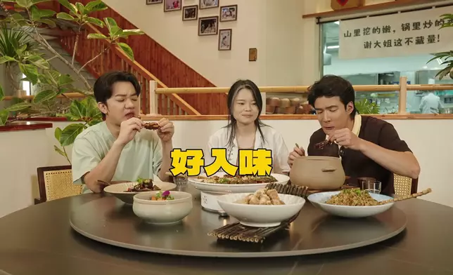 祖藍、Alan食得津津有味。