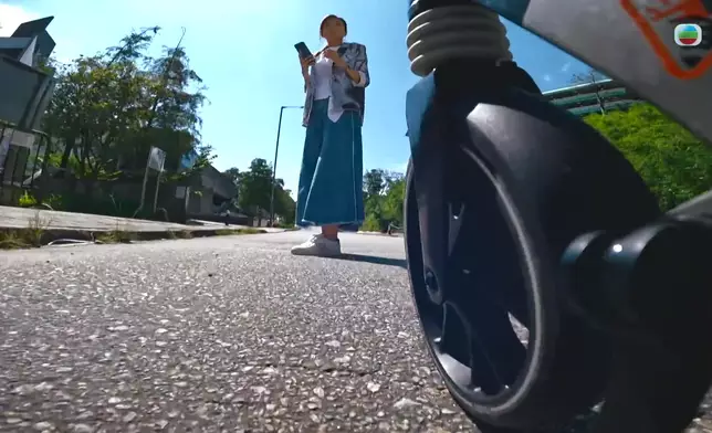 吳若希險被滑板車撞，劉頌鵬飛身撲救。