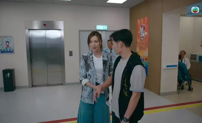 被女神扶住，劉頌鵬暗爽。