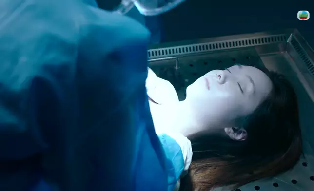 陳曉華為李海銅解剖時，發現有死胎時嚇了一跳。