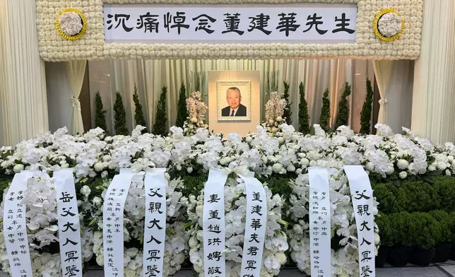 靈堂佈置以素白為主調，董建華的遺照安放於正中央，四周綴滿白色鮮花。董建華辦公室圖片