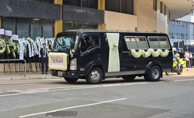 靈車於早上10時許在警車開路下駛出香港殯儀館。巴士的報記者攝