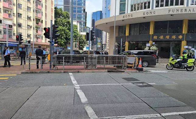 靈車於早上10時許在警車開路下駛出香港殯儀館。巴士的報記者攝