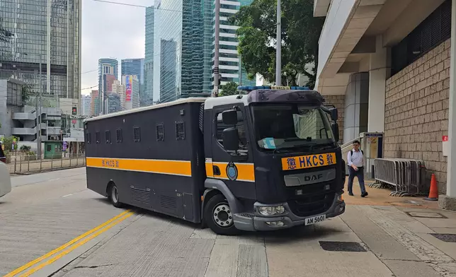 囚車入法院。巴士的報記者攝