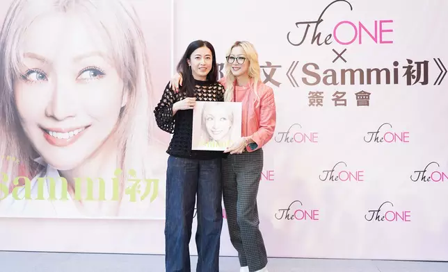 Sammi特意準備了親筆簽名的全新黑膠LP率先送給華人置業集團行政總裁兼執行董事劉陳凱韻。