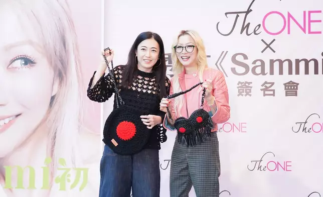 劉太亦回贈親手織的黑膠碟造型斜孭袋和小手袋給Sammi。