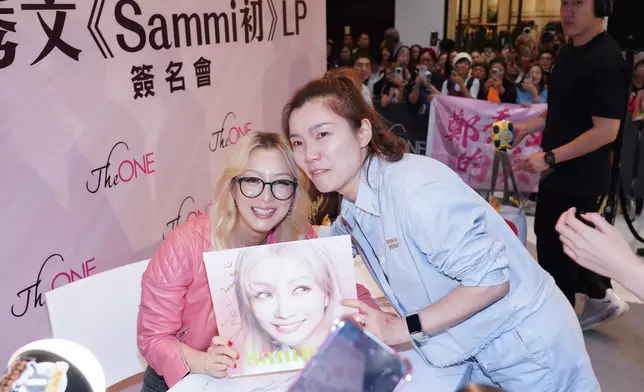 Sammi為600位幸運歌迷簽名。