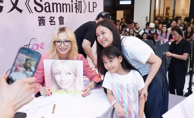 Sammi為600位幸運歌迷簽名。
