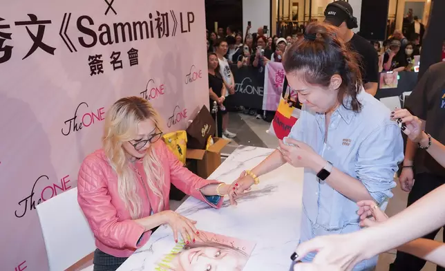 Sammi為600位幸運歌迷簽名。
