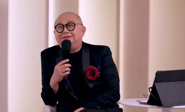 Bob即刻撥行把大葵扇。