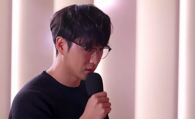 當東東行落台將公仔親手遞畀Mandy嘅時候，Mandy嘅情緒更加激動。