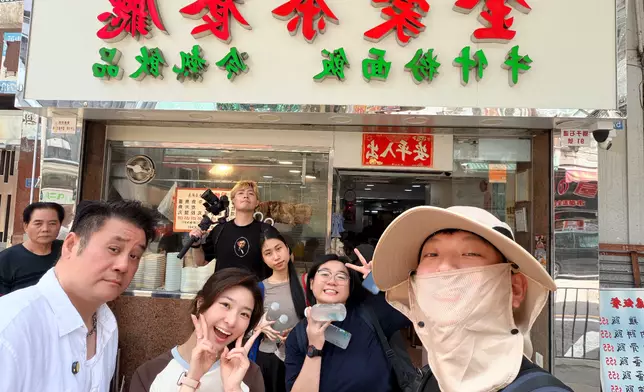 麥長青與許紹雄女兒許惠菁（Charmaine）主持的《青菁地》播出最後一集，走訪九龍城及慈雲山重溫許紹雄美食足跡。