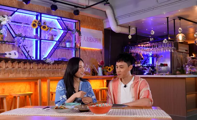Brian開玩笑說：「屋企成日都播住你啲片，開始有少少憎你㖭！令到老婆購物慾提升咗！」