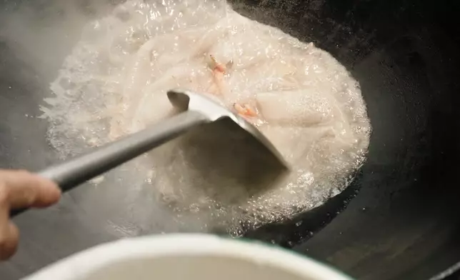 祖藍介紹鍋邊的製作過程，大讚好味道。