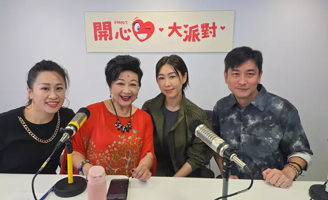 胡定欣接受薛家燕、范振峰及思敏主持的《開心大派對》訪問。
