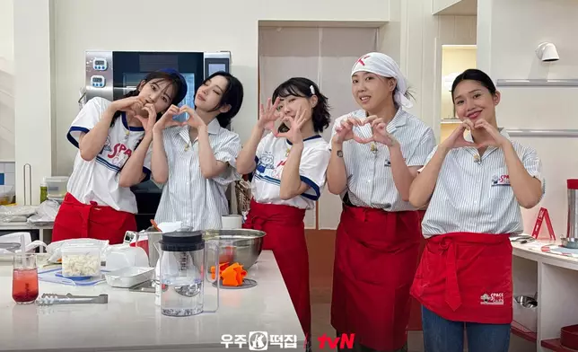 最美工讀生Karina與四姊妹合照留念。節目組IG圖片