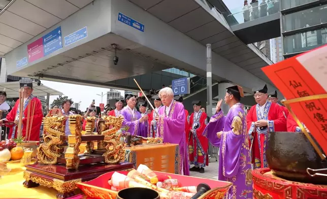 李監院領衆道長主持儀式，在鴨靈號船上及星光大道岸上衆道長，誠心誦唱仙師經文。