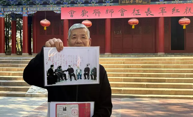 何芳軍展示前國家主席胡錦濤（左三）與父親何德林（左二）合照。巴士的報記者攝
