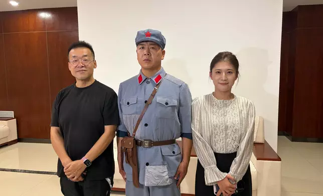(左起) 舞台劇《爺爺的長征》總導演張程、飾演柴鴻儒師長的演員高文成、執行導演景璐。巴士的報記者攝
