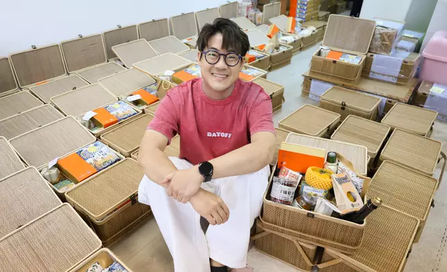羅啟豪為前輩與朋友送上「十式社企迎中秋」。