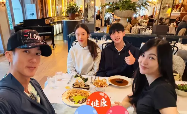 吳尊一家四口。