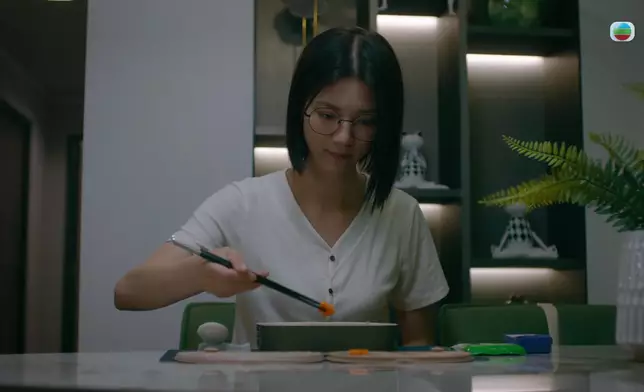 李紫欣飾演陳曉華的童年，同樣要食飯時要將餸菜分類。