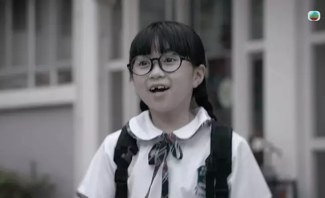 一見父親，李紫欣露出燦爛笑容。