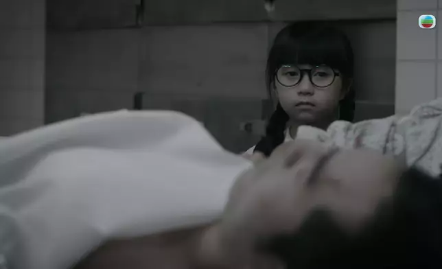 父親死時仍握着摺紙青蛙，成為李紫欣最重要的玩具。