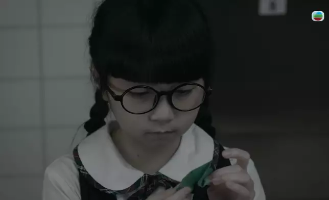 父親死時仍握着摺紙青蛙，成為李紫欣最重要的玩具。