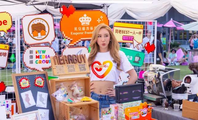 Angela充當一日店長，支持攤位內的青年繪畫及及咖啡師。